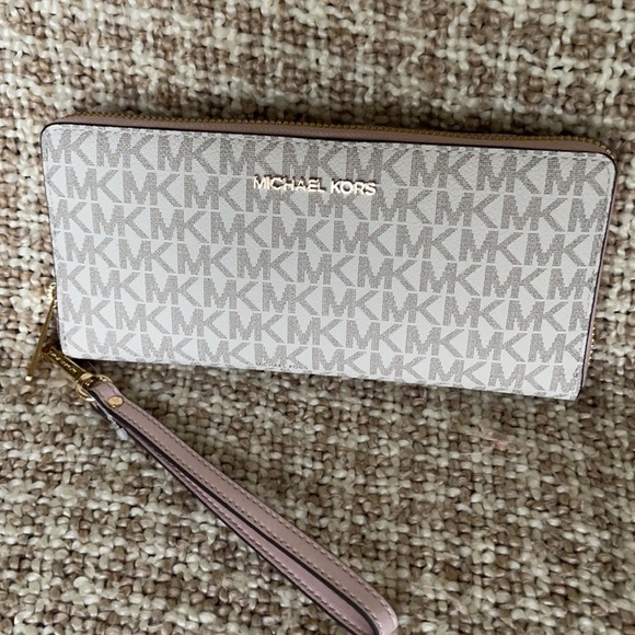 Michael Kors Handbags - Michael Kors Jet Set Travel Large Travel CONTINENTAL Wristlet-Wallet